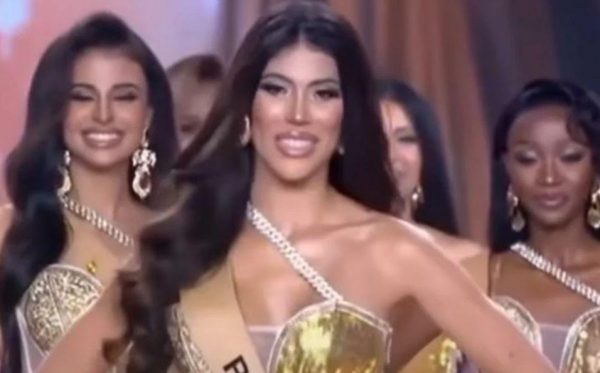 Η αμήχανη γκάφα βασίλισσας της ομορφιάς στη σκηνή έγινε viral: «Οδυνηρό να το βλέπω, καημένο κορίτσι»