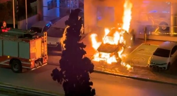 Βίντεο ντοκουμέντο από τον εμπρησμό σε αντιπροσωπεία ΙΧ στη Ν. Φιλαδέλφεια: Πέταξαν μπουκάλια με βενζίνη και εξαφανίστηκαν