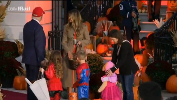 Σόου Τραμπ στον Λευκό Οίκο για το Halloween: Το high 5 με «μικρό σωσία του» και το viral αστείο που επανέλαβε μετά από 6 χρόνια