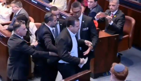 Επεισόδιο στην ισραηλινή Βουλή κατά την ομιλία Τραμπ: Βουλευτές σήκωσαν πανό που έγραφε «γενοκτονία» και αποβλήθηκαν