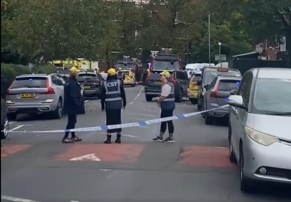 Δύο νεκροί από επίθεση σε συναγωγή στο Μάντσεστερ - Ο δράστης έπεσε με το αυτοκίνητο στο πλήθος και μετά μαχαίρωσε και ένα άτομο, τον πυροβόλησαν οι αστυνομικοί