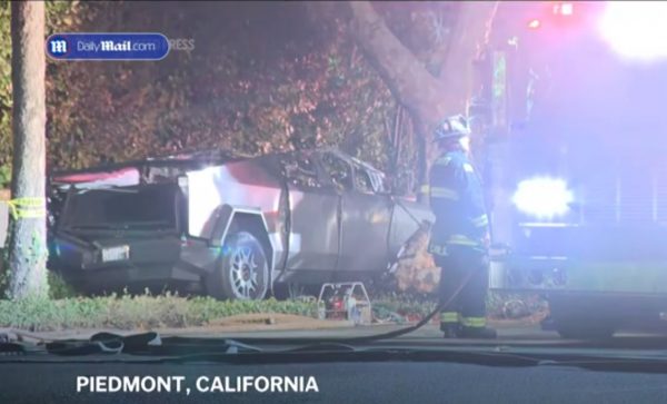 Φρικτός θάνατος για φοιτητές στην Καλιφόρνια: Κάηκαν ζωντανοί σε Tesla Cybertruck, κλείδωσαν οι πόρτες μετά από τροχαίο - Οι οικογένειες κινούνται νομικά