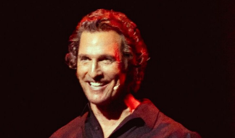 Ο Μάθιου ΜακΚόναχι αποκάλυψε ότι ο πατέρας του πέθανε πάνω στο σεξ - Και η μητέρα του ήθελε να τον δουν όλοι