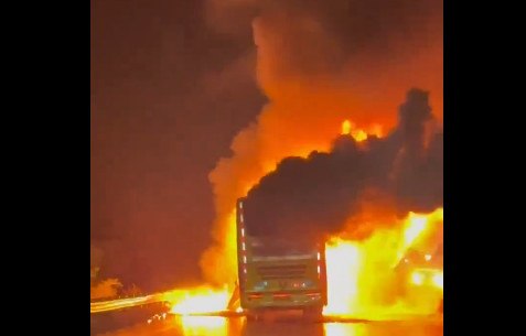 Ινδία: Λεωφορείο τυλίχθηκε στις φλόγες μετά από τροχαίο – Δεκάδες επιβάτες κάηκαν ζωντανοί