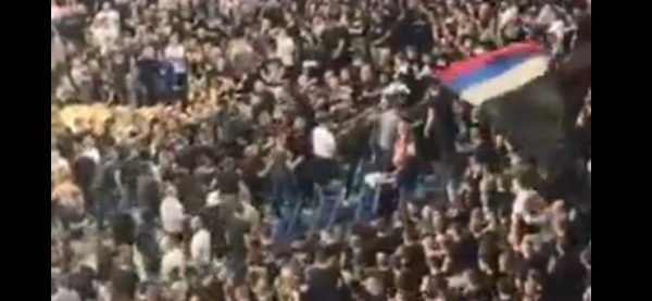 Χαμός στο γήπεδο της Παρτίζαν με ξύλο ανάμεσα στους οπαδούς των Σέρβων