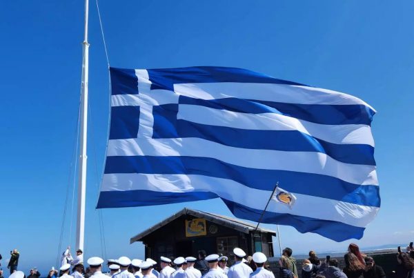 Υψώθηκε και φέτος η τεράστια ελληνική σημαία στο λιμάνι της Χίου για την 28η Οκτωβρίου