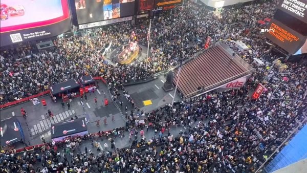 ΗΠΑ: Στους δρόμους χιλιάδες κόσμου κατά της πολιτικής του Ντόναλντ Τραμπ – Γιγαντώνεται το κίνημα «No Kings»