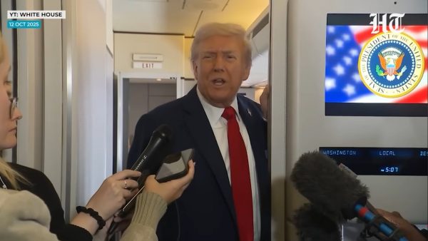 «Ο πόλεμος τελείωσε, το καταλαβαίνετε αυτό;» είπε ο Τραμπ πριν μπει στο Air Force One για το Ισραήλ