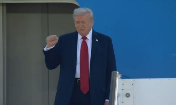 O Ντόναλντ Τραμπ έφτασε με υψωμένη γροθιά στο Τελ Αβίβ – Η θερμή υποδοχή από τον Νετανιάχου και η αγκαλιά με την κόρη του Ιβάνκα