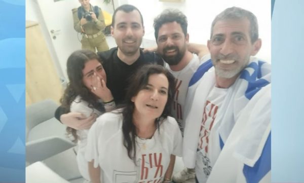 Απελευθερώθηκαν οι 20 όμηροι της Χαμάς - Χαμόγελα, αγκαλιές και δάκρυα χαράς στο Ισραήλ