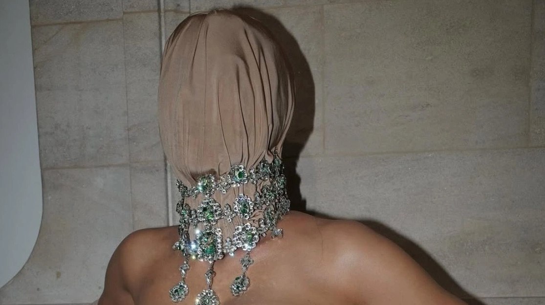 H εμφάνιση της Κιμ Καρντάσιαν στο Academy Museum Gala 2025 που συζητήθηκε: Ήρθε νωρίτερα το Halloween; της γράφουν