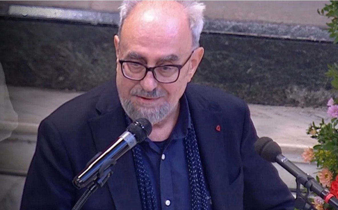 Ο επικήδειος του Γιώργου Σκαμπαρδώνη στον παιδικό του φίλο: Η μητέρα πόλη σε αποχαιρετά, η γειτονιά σου, σού γνέφει