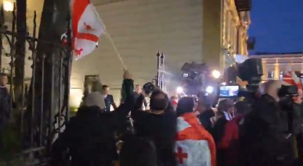 Χάος στη Γεωργία: Διαδηλωτές επιχείρησαν να εισβάλλουν στο προεδρικό μέγαρο – Φωτιές, οδοφράγματα και δακρυγόνα