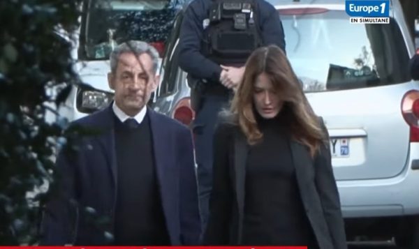 Σαρκοζί: Χέρι-χέρι με την Κάρλα Μπρούνι και μέσα σε χειροκροτήματα πήρε τον δρόμο για τη φυλακή