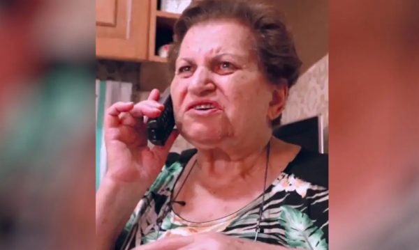 Το βίντεο της ΕΛΑΣ για τις απάτες σε ηλικιωμένους: Πρωταγωνίστρια η κυρία Χρυσούλα που «πουλά τρέλα» και εξοργίζει επιτήδειο