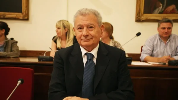 Δίκη Σήφη Βαλυράκη: «Τα τραύματα ήταν όλα θανατηφόρα, σφαγιασμός», λέει η σύζυγός του και επιμένει ότι ήταν δολοφονία