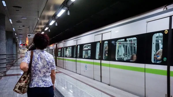 Αμπελόκηποι: Ακινητοποιήθηκε συρμός του μετρό λόγω προβλήματος ηλετροδότησης