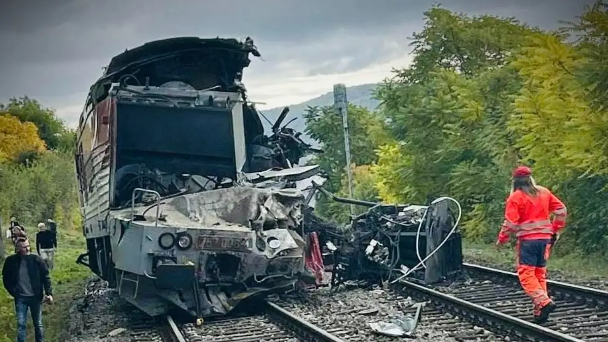 Μετωπική σύγκρουση τρένων στη Σλοβακία με 20 τραυματίες: Σοκαριστικές εικόνες από το σημείο του ατυχήματος