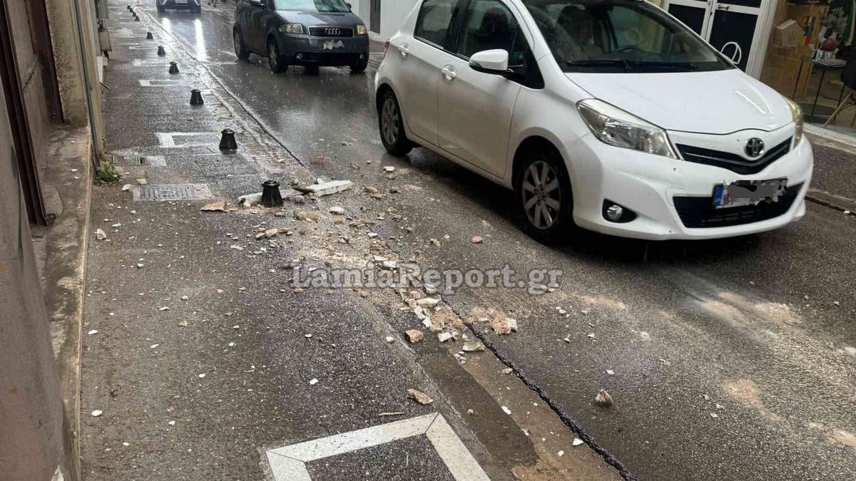 «Έβρεξε» σοβάδες σε κεντρική οδό της Λαμίας (ΦΩΤΟ)