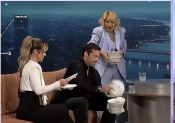 Ο Κωνσταντίνος Αργυρός εμφανίστηκε σε εκπομπή της Σερβίας, τραγούδησε και τους έμαθε να σπάνε πιάτα