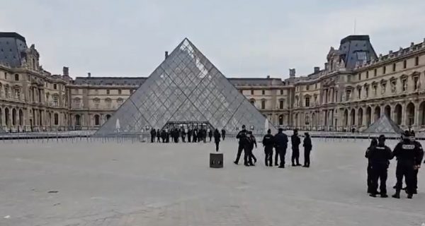 Το μεγάλο κόλπο στο Λούβρο: Πώς στήθηκε η κινηματογραφική διάρρηξη με λεία εννέα κοσμήματα ανεκτίμητης αξίας μέσα σε 7 λεπτά