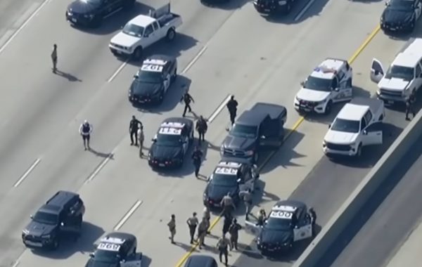 Κινηματογραφική καταδίωξη στο Λος Άντζελες: Αστυνομικός εκτός υπηρεσίας εμβόλισε μηχανή οδηγού που σκότωσε συνάδελφό του