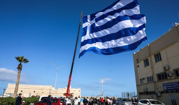 Ηράκλειο: Σημαία 1440 τετραγωνικών μέτρων υψώθηκε στο λιμάνι προς τιμήν της 28ης Οκτωβρίου