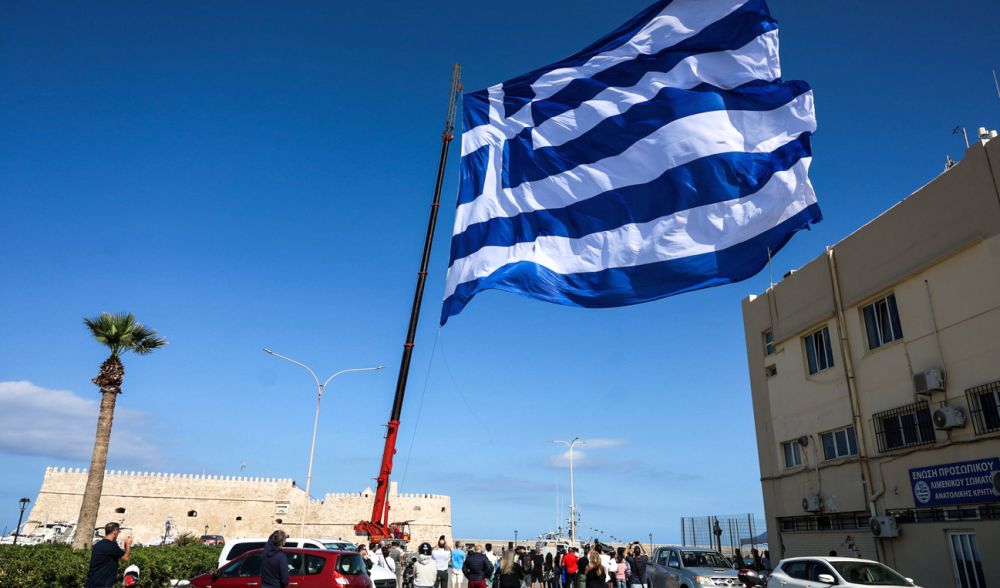 Ηράκλειο: Σημαία 1440 τετραγωνικών μέτρων υψώθηκε στο λιμάνι προς τιμήν της 28ης Οκτωβρίου