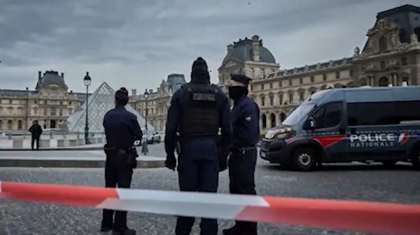 Κλοπή στο Λούβρο: Σφίγγα οι δύο συλληφθέντες, δεν έχουν πει λέξη – Στο σκοτάδι οι έρευνες για τα 8 κοσμήματα