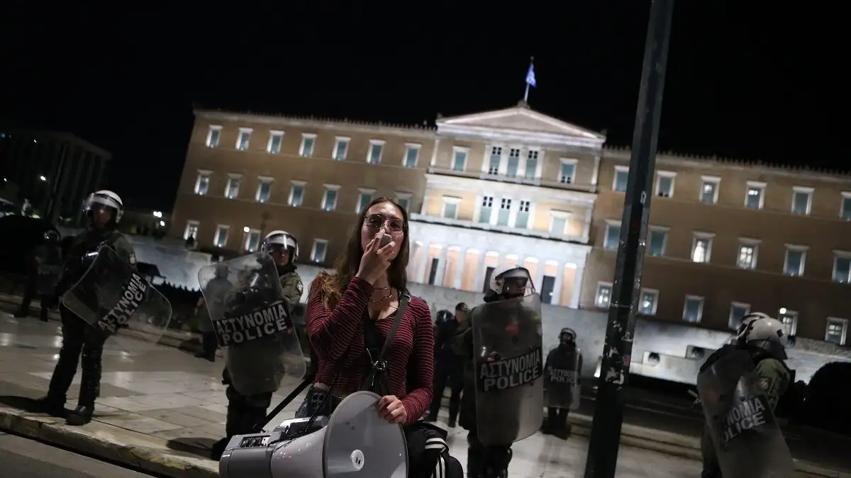 «Πόλεμος» ανακοινώσεων για τον Άγνωστο Στρατιώτη από Δένδια και Δούκα: Μετά το «καλή τύχη» του δημάρχου, ο υπουργός αναθέτει σε εταιρεία την καθαριότητα του χώρου