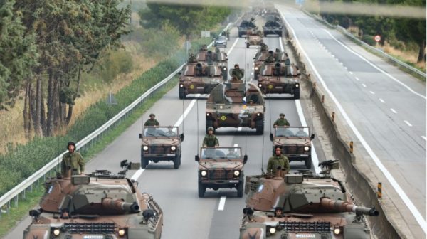 Θεσσαλονίκη: Εντυπωσιακές εικόνες από την πρόβα για τη στρατιωτική παρέλαση της 28ης Οκτωβρίου