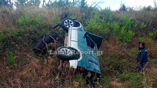 Ανατροπή οχήματος στη Στροφυλλιά με δύο τραυματίες