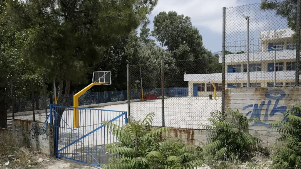Καταγγελία για λεκτική κακοποίηση από φιλόλογο λυκείου στην Αγία Παρασκευή Αττικής που χρησιμοποιεί τη μέθοδο «ανεστραμμένη τάξη» - Μαθητές κλαίνε στην τάξη