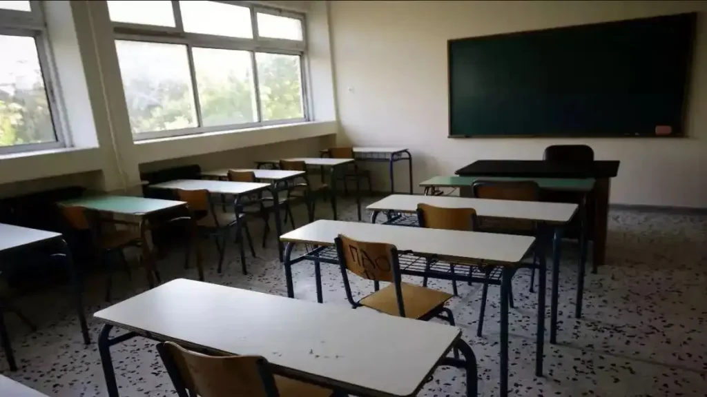 «Κάποιοι την παρέσυραν, δεν ξέρω πού βρήκε το μαχαίρι» λέει η μητέρα της 16χρονης που μαχαίρωσε μαθήτρια σε σχολείο της Κυψέλης