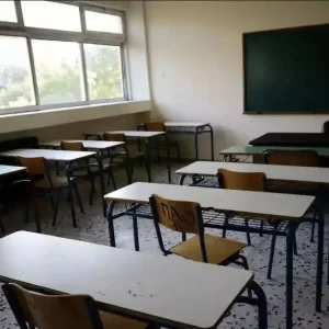 «Κάποιοι την παρέσυραν, δεν ξέρω πού βρήκε το μαχαίρι» λέει η μητέρα της 16χρονης που μαχαίρωσε μαθήτρια σε σχολείο της Κυψέλης