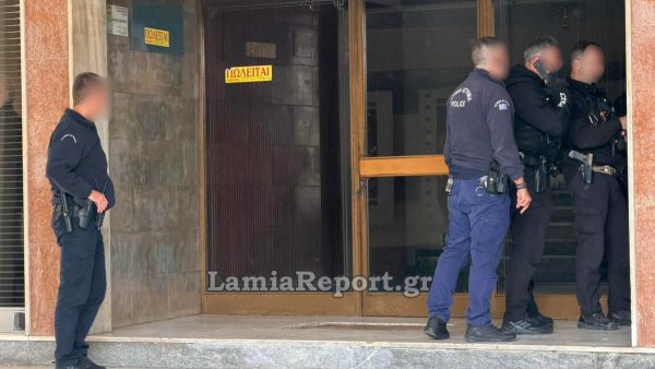 Λαμία: Πήρε τηλέφωνο την αστυνομία για διαρρήκτες μέσα στην πολυκατοικία (ΒΙΝΤΕΟ-ΦΩΤΟ)