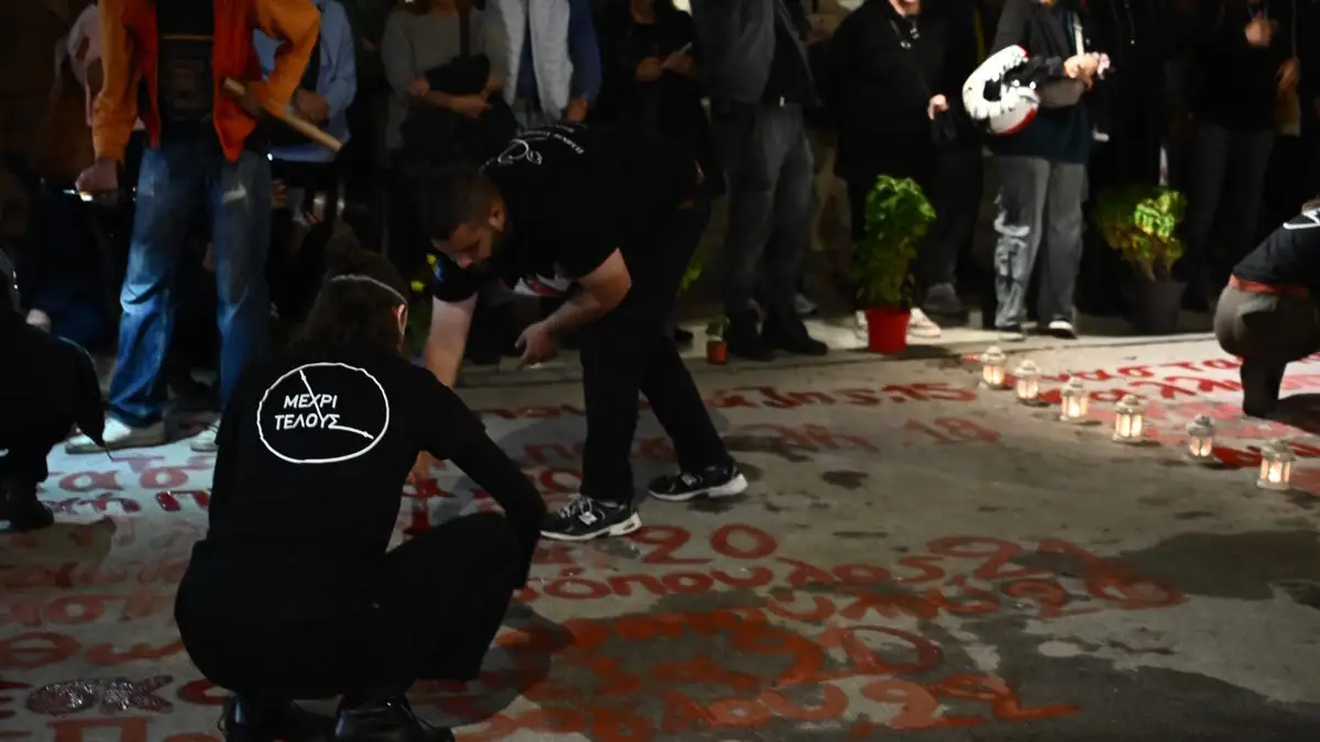 Τέμπη: Νέα συγκέντρωση μπροστά στον Άγνωστο Στρατιώτη – «Δολοφόνησαν και τη δημοκρατία» είπε πατέρας θύματος