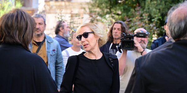 Συντετριμμένη η οικογένεια του Διονύση Σαββόπουλου -Ζήτησε να μείνει 15' μόνη της στον Ιερό Ναό