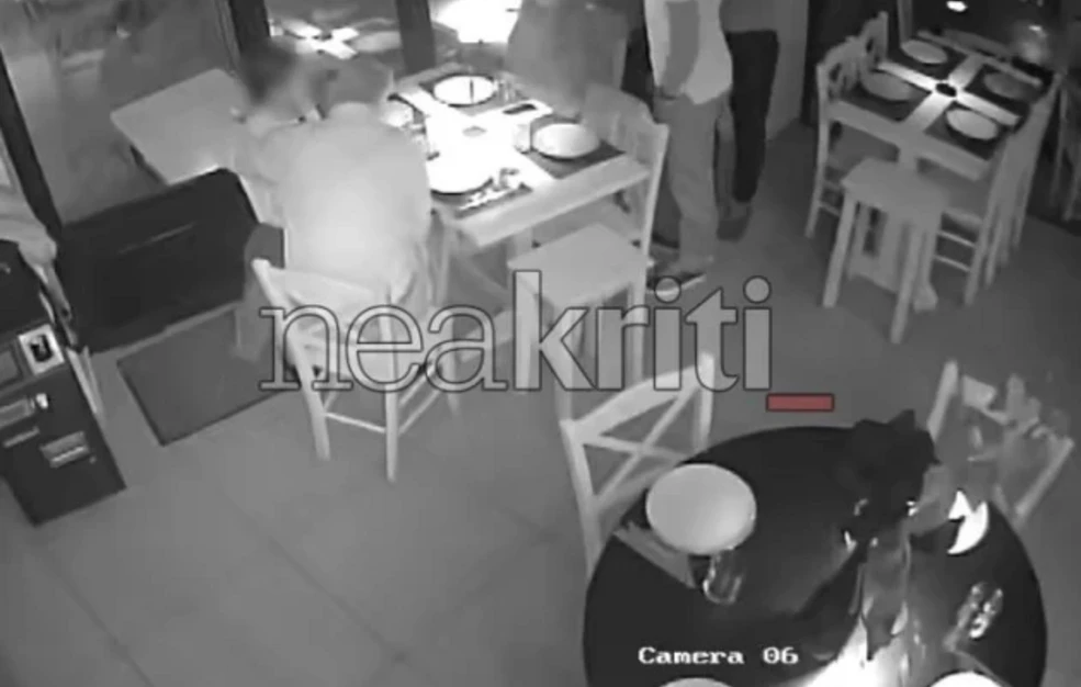 Πέταξαν αυγά, πέτρες και τραπέζια στον Μάκη Βορίδη που έτρωγε σε εστιατόριο στο Ηράκλειο – Πανικός επικράτησε μέσα στο μαγαζί από την επίθεση των κουκουλοφόρων