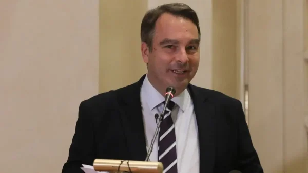 Ο βουλευτής Θανάσης Παπαθανάσης έπεσε θύμα απάτης με ψεύτικο προφίλ στο Facebook – «Προσοχή, μη δώσετε χρήματα»