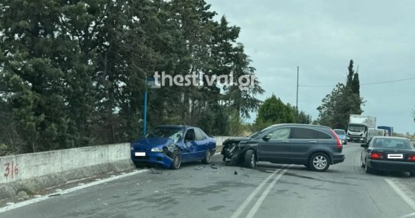 Θεσσαλονίκη: Βίντεο από τη στιγμή σύγκρουσης πέντε οχημάτων