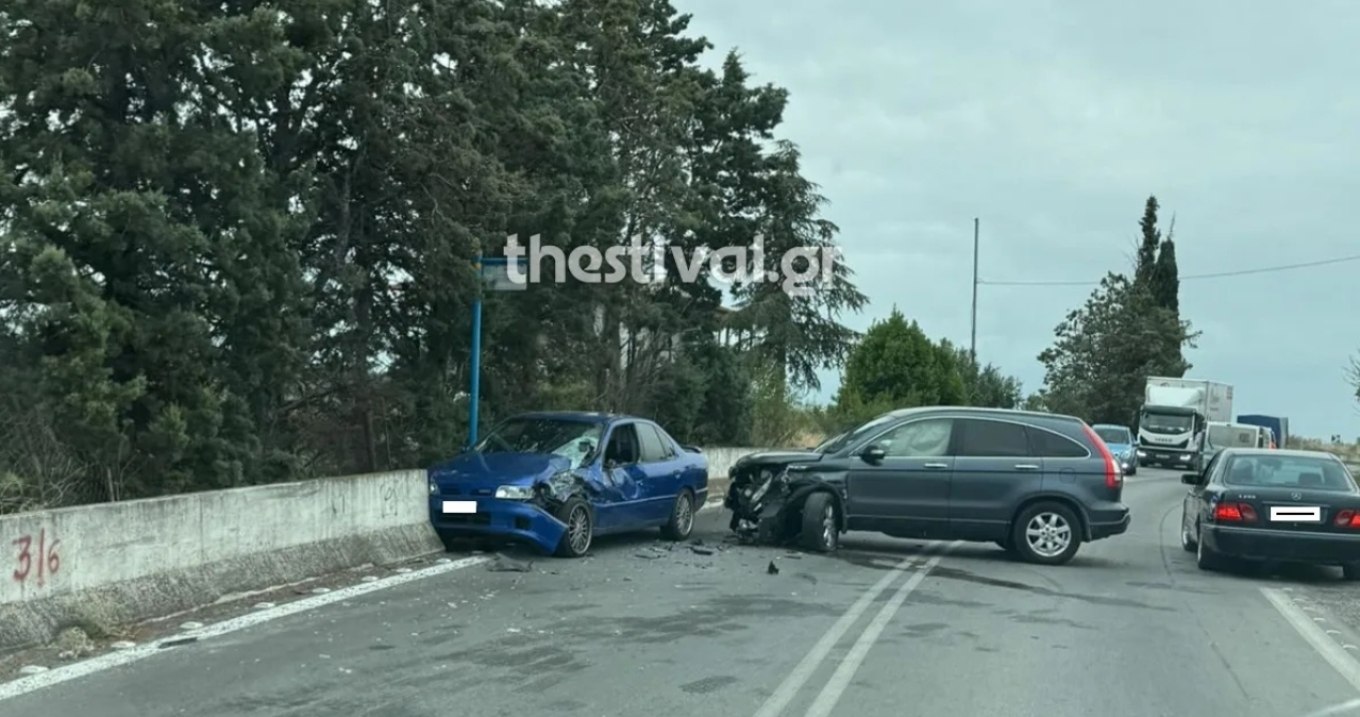 Θεσσαλονίκη: Βίντεο από τη στιγμή σύγκρουσης πέντε οχημάτων