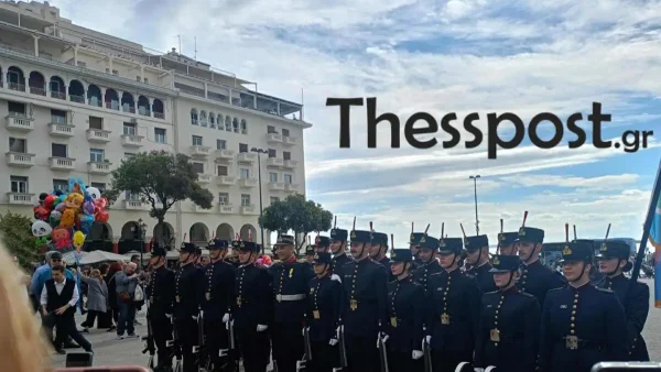 Θεσσαλονίκη: Εντυπωσιακή επίδειξη συγχρονισμού όπλων από σπουδαστές της ΣΣΑΣ στην πλατεία Αριστοτέλους
