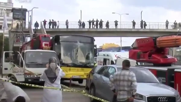 Κωνσταντινούπολη: Οδηγός λεωφορείου τσακωνόταν με μοτοσικλετιστή και έπεσε πάνω σε στάση – Νεκρή μία γυναίκα και 4 ακόμα τραυματίες