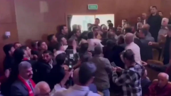 Τουρκία: Άγριο ξύλο σε συνέδριο του CHP – Γροθιές και κλωτσιές μεταξύ των μελών του κόμματος της τουρκικής αξιωματικής αντιπολίτευσης