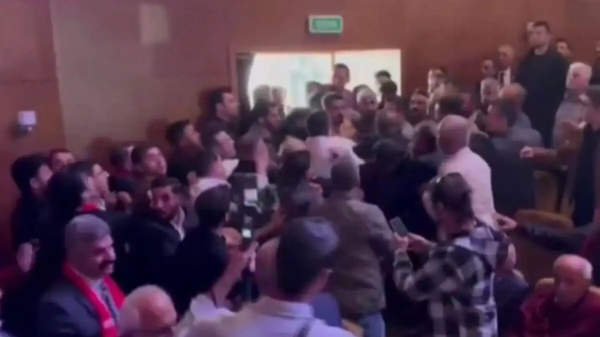 Τουρκία: Άγριο ξύλο σε συνέδριο του CHP – Γροθιές και κλωτσιές μεταξύ των μελών του κόμματος της τουρκικής αξιωματικής αντιπολίτευσης