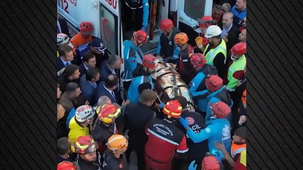 Η στιγμή που η 18χρονη ανασύρεται ζωντανή από τα συντρίμμια της πολυκατοικίας στην Τουρκία - Δείτε βίντεο