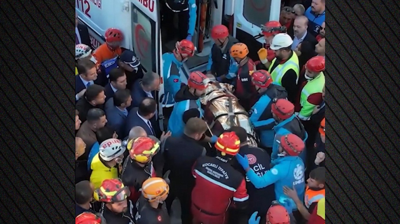 Η στιγμή που η 18χρονη ανασύρεται ζωντανή από τα συντρίμμια της πολυκατοικίας στην Τουρκία - Δείτε βίντεο