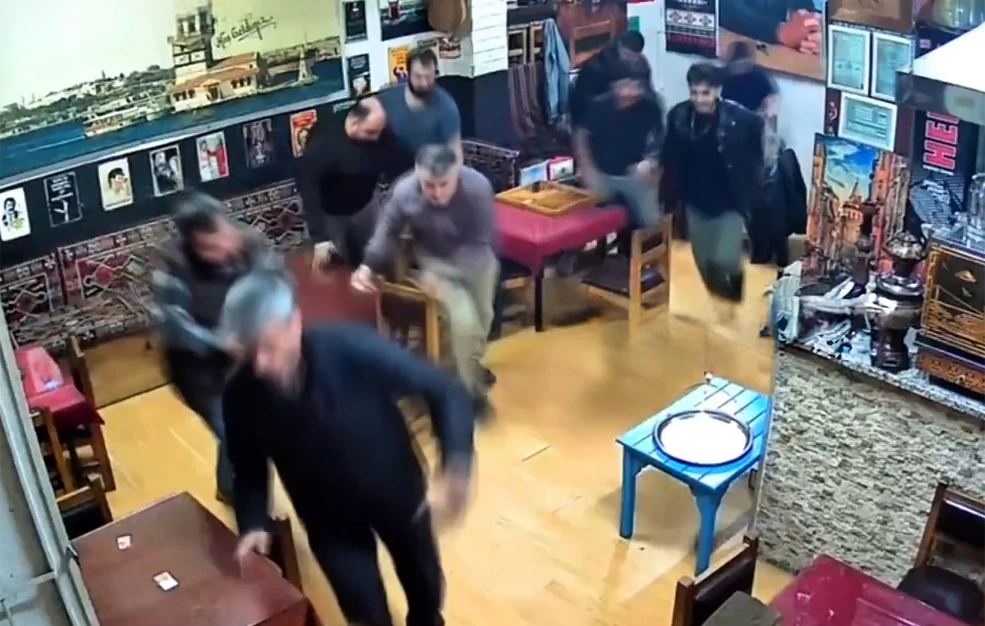 Σεισμός στην Τουρκία: Η στιγμή που χτυπούν τα 6,1 Ρίχτερ – Κατέρρευσαν τρία κτίρια, 19 τραυματίες