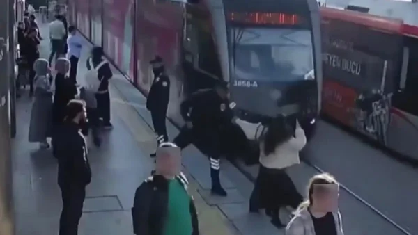 Τουρκία : Καρέ – καρέ η στιγμή που σεκιουριτάς σώζει μία κοπέλα πριν την πατήσει διερχόμενο τραμ